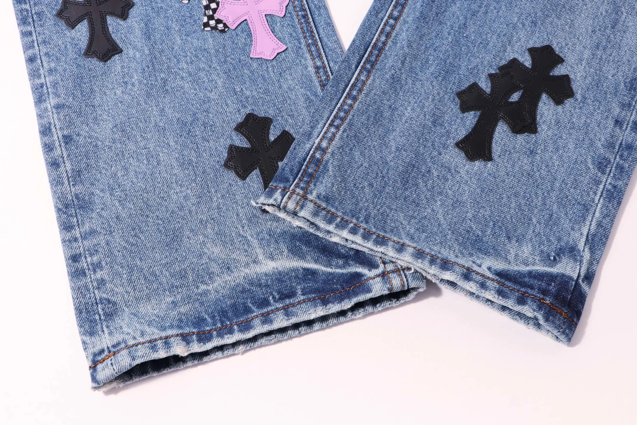 P300 Style number: H67 Croxin & 𝐂𝐡𝐫𝐨𝐦𝐞 𝐇𝐞𝐚𝐫𝐭 ss25 blue SEX mosaic leather jeans. Styles with different washed textures are very friendly to people with thin legs and thick legs. The slightly flared version perfectly modifies the leg shape. The timeless and moderate length makes it easy to match and match. It is the basis for various styles and is a must-have in your wardrobe! The fabric is stiff but also makes the upper body soft without losing texture. The washing process is even more perfect. It is a must-have item for everyone! ! ! Washed wheat, hang tag, pants label, three labels complete Color: blue Size: 28-30-32-34-36